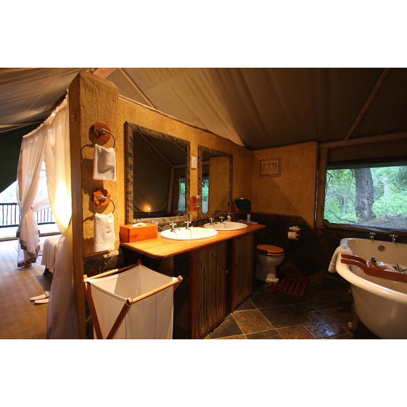 salle de bain de la tente du chasseur