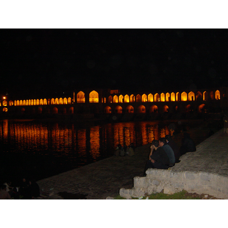 Si-o-se Pol bridge Esfahan by night / le pont aux 33 arches Si-o-se Pol Ispahan de nuit