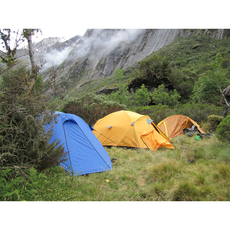tentes de chasseur dans les montagnes de Nouvelle-Zélande