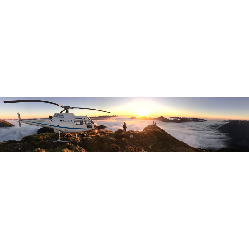 hélicoptère atterrisant au sommet de la montagne dans les Alpes néo-zélandaises