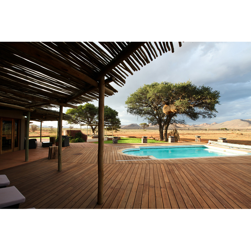 Belle terrasse avec piscine au lodge de chasse Namibie