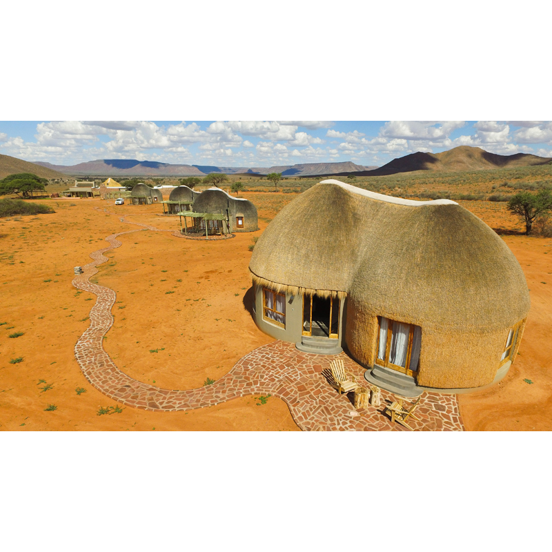 Vue sur les bungalows du lodge de chasse dans le désert du Namib