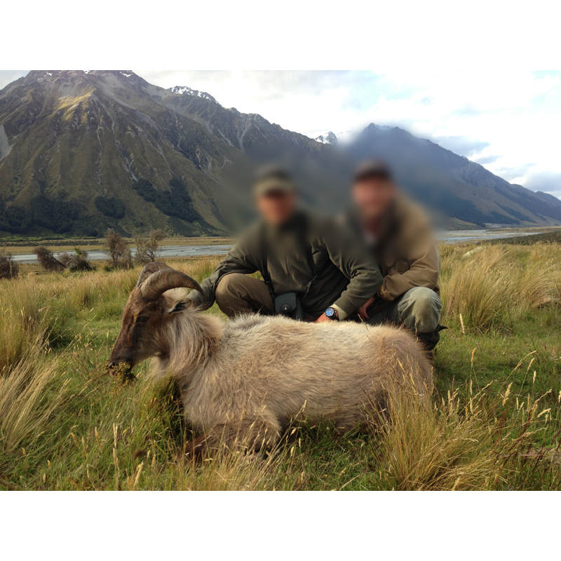 chasseur et guide autour de leur trophée de tahr en Nouvelle-Zélande