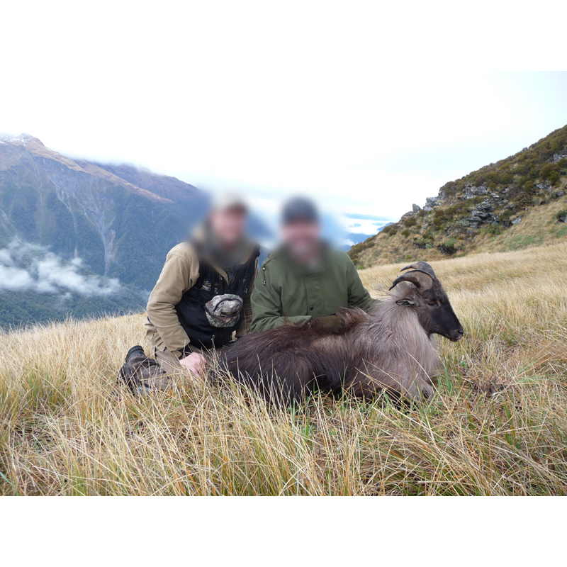 guide et chasseur avec leur trophée de tahr en Nouvelle-Zélande