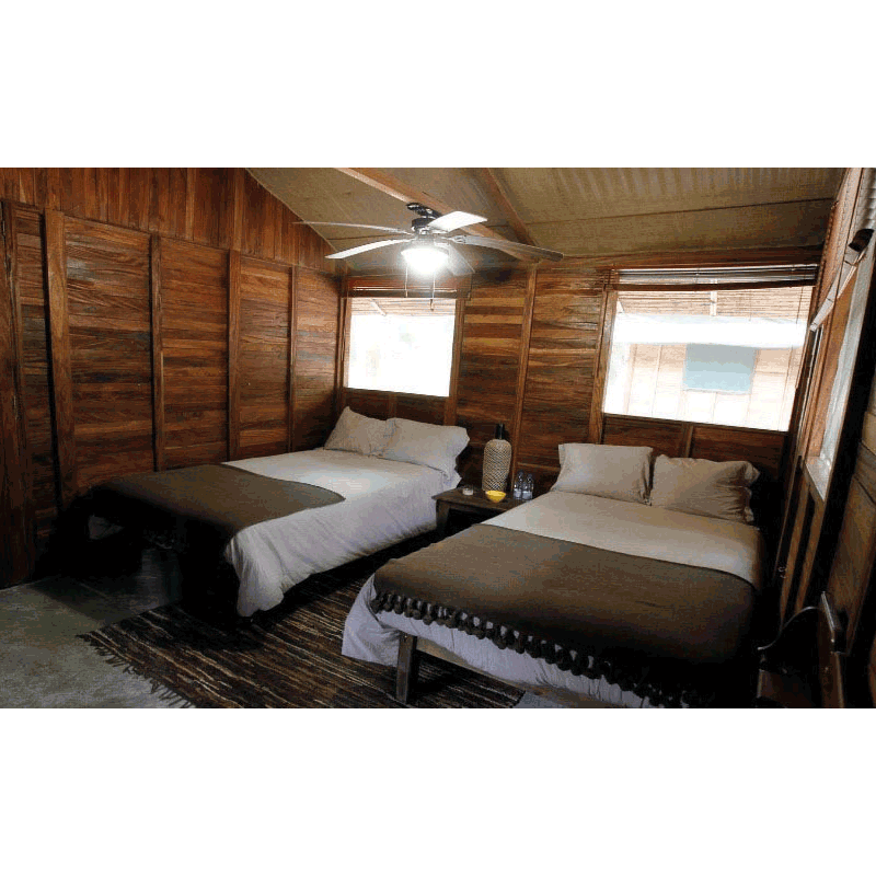 Chambres avec lits confortables dans le camp de chasse de Marromeu au Mozambique
