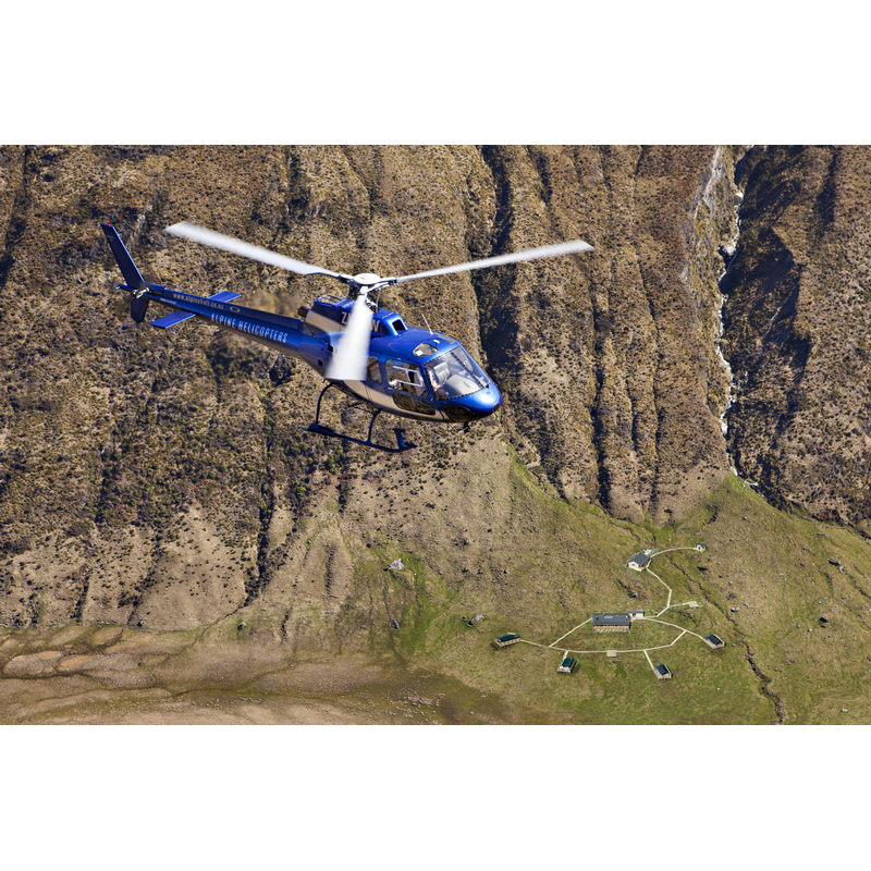 Hélicoptère survolant le lodge de chasse près de Wanaka