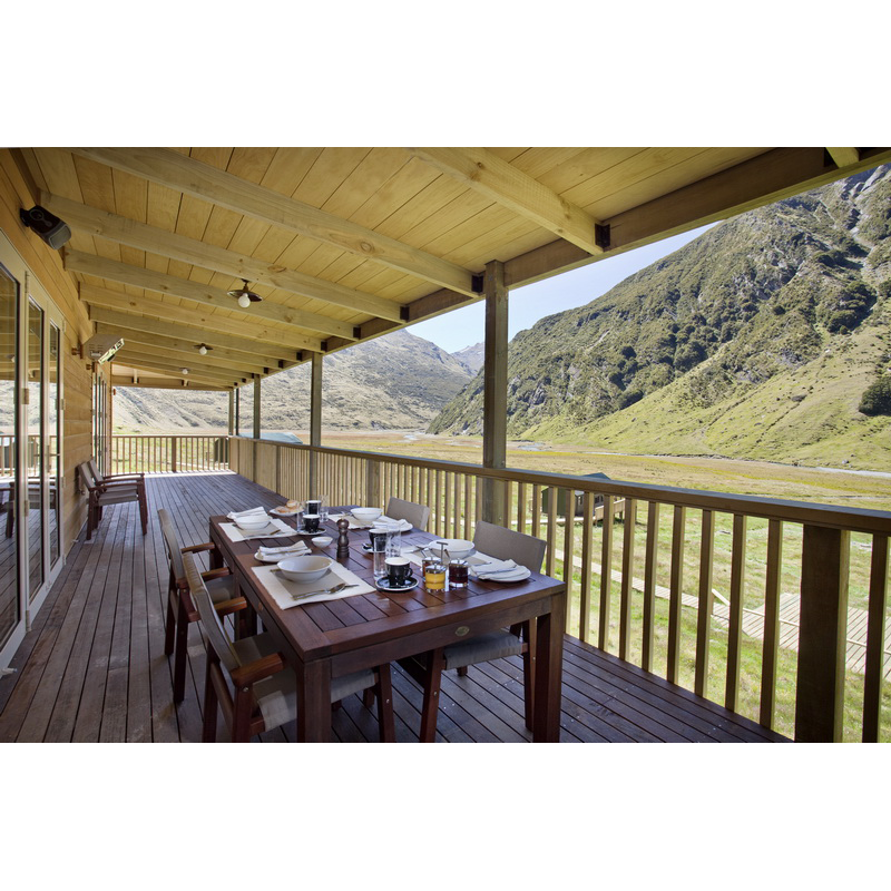 Repas en terrasse au lodge de chasse à Wanaka en Nouvelle-Zélande