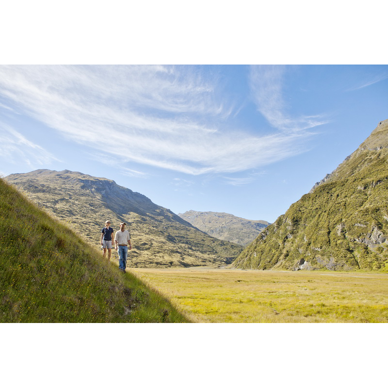 Promenade dans les montagnes autour du lodge de chasse en Nouvelle-Zélande